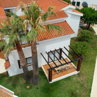 Vista aérea del dúplex con terraza y palmeras