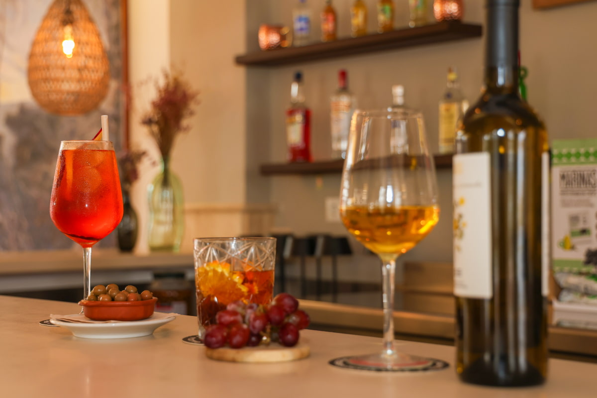 Bebidas y aperitivos en barra del bar del Hotel Nuramar