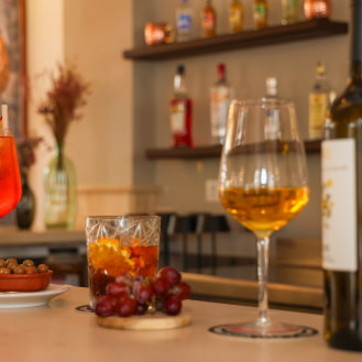 Bebidas y aperitivos en barra del bar del Hotel Nuramar