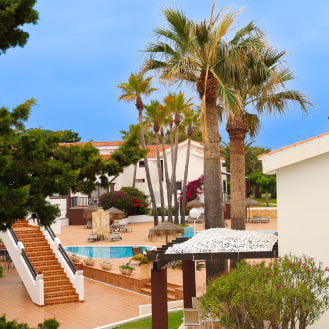 Vista entre árboles del área de piscina