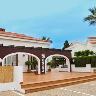 Entrada principal con cartel del Hotel Nuramar en Menorca
