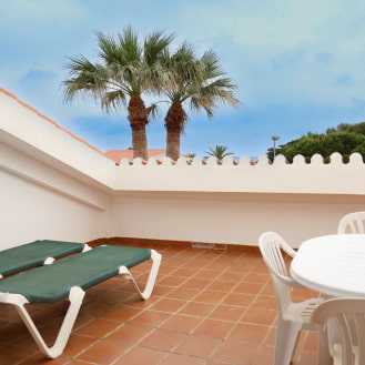 Terraza superior con tumbonas y mesa