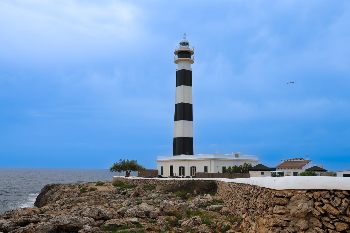 Faro de Cap d’Artrutx sobre acantilado en la costa suroeste de Menorca