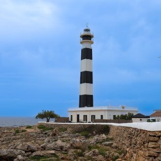 Faro de Cap d’Artrutx sobre acantilado en la costa suroeste de Menorca