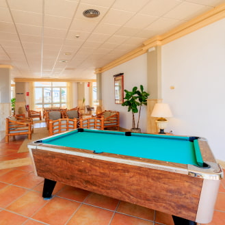 Mesa de billar en sala recreativa