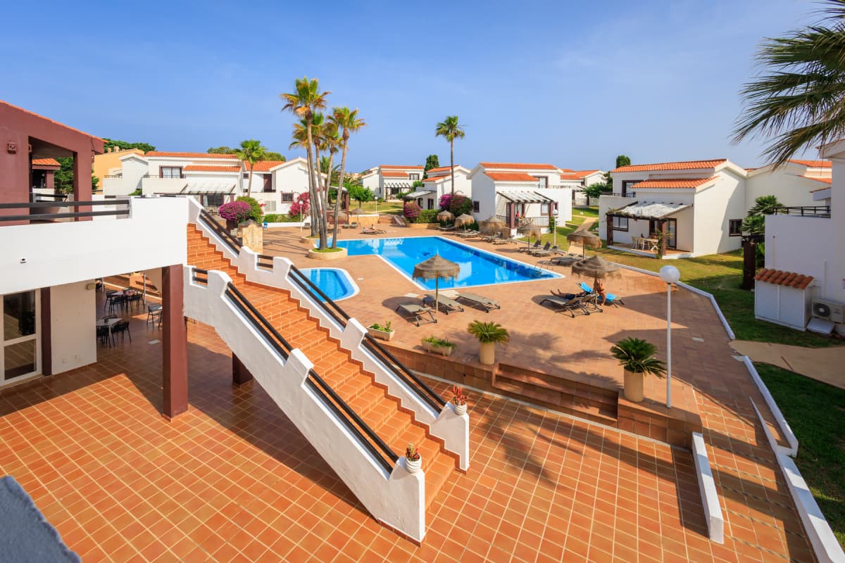 Vista general de piscina y apartamentos