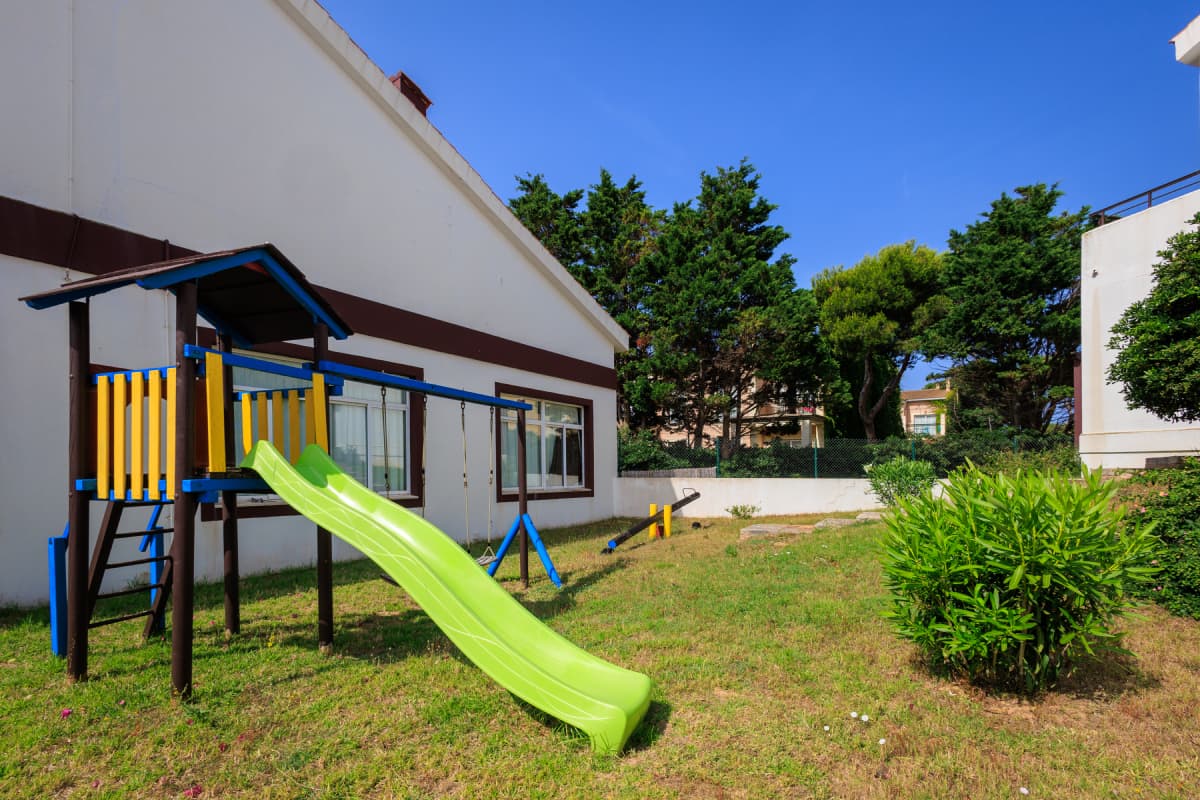 Parque infantil con tobogán y columpios