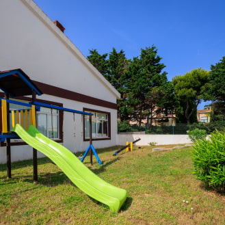 Parque infantil con tobogán y columpios