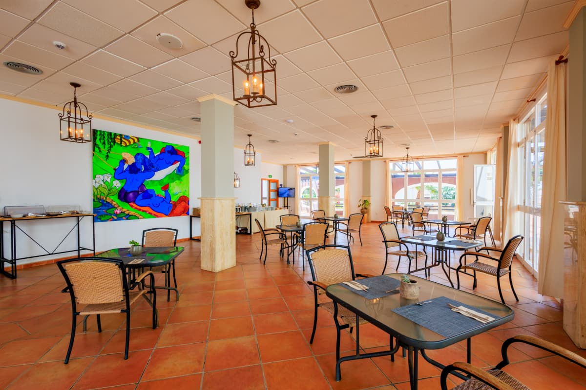 Interior del restaurante con decoración artística
