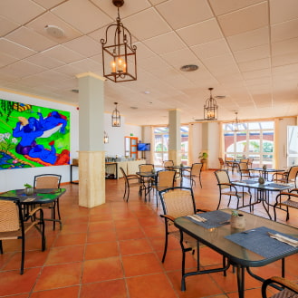 Interior del restaurante con decoración artística