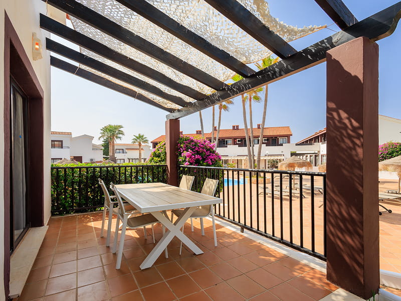 Terraza de uno de los apartamentos Duplex, con vistas a la piscina 