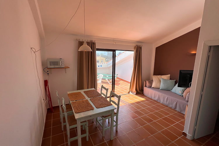 Sala de estar con sofá cama y acceso a la terraza