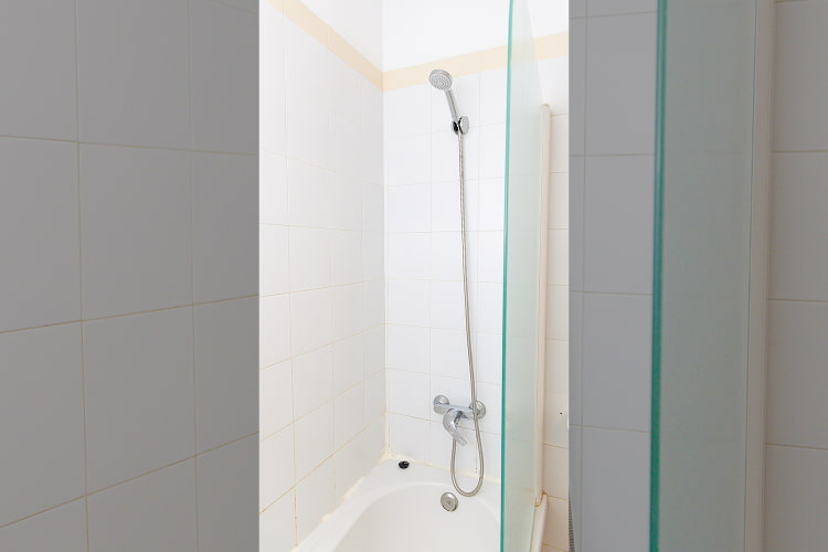 Baño con bañera apartamento de 1 dormitorio Nuramar
