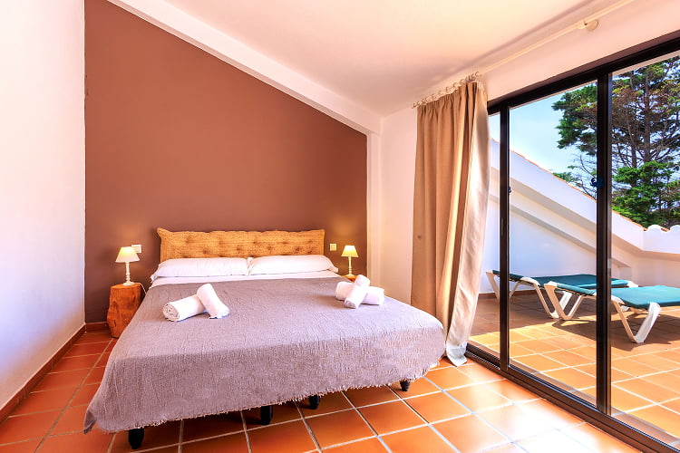 Double bedroom with exit to the terrace