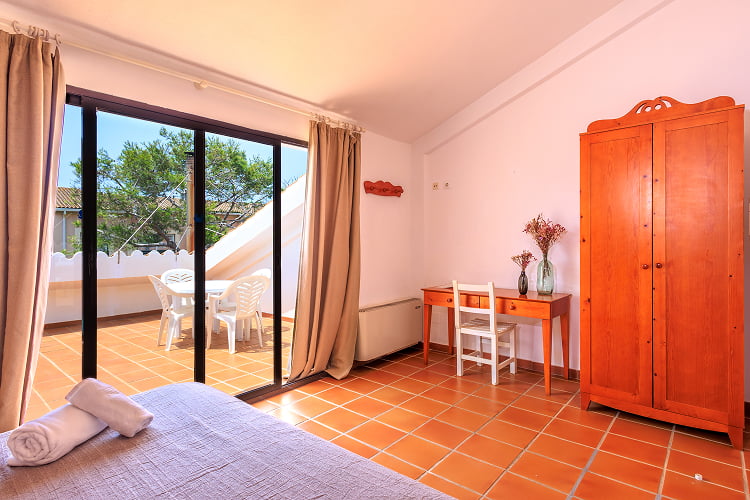 Large bedroom with wardrobe, desk and access to the terrace.
