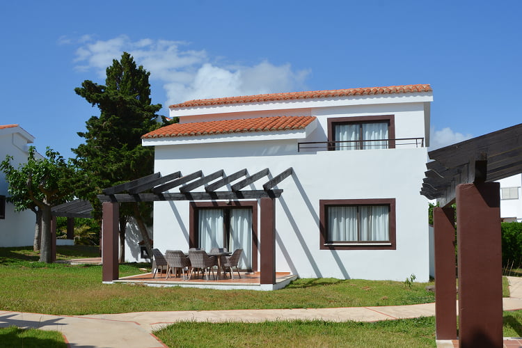 Vista frontal de la bonita terraza de los apartamentos duplex