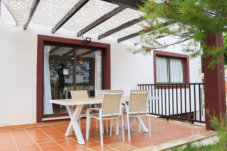 Terraza en jardín del dúplex Nuramar