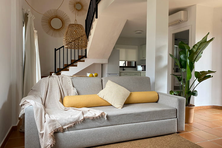 Sala de estar con sofá cama y decoración mediterránea
