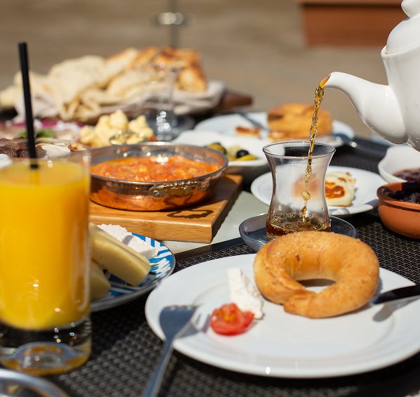 Desayuno con sabor local Croissants, zumo de naranja, té, platos calientes…