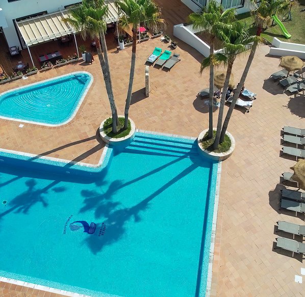 Piscinas para toda la familia Plano general de las 2 piscinas del aparthotel